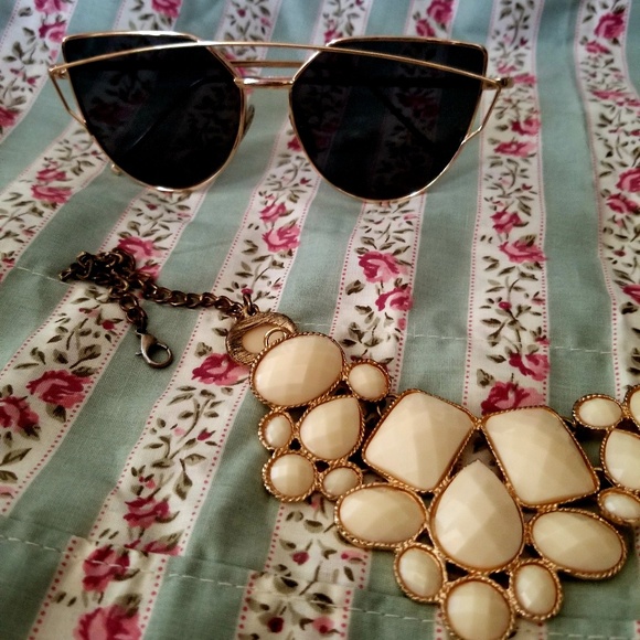 Accessories - Black sunglasses